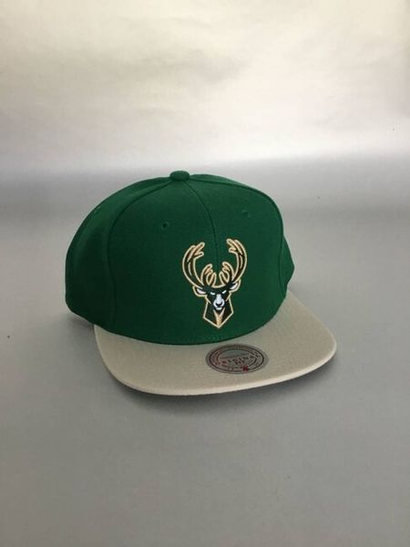 Mitchell & Ness snapback Milwaukee Bucks Team 2 Tone Snapback green/tan